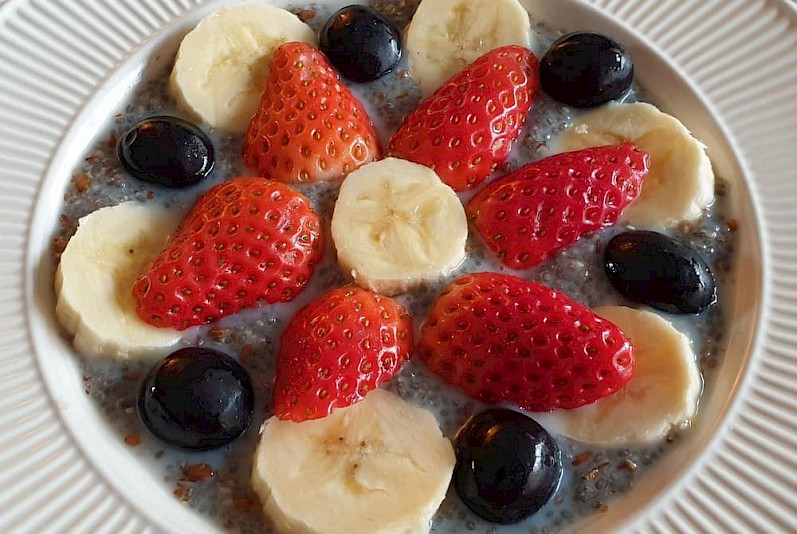 Chia ontbijt met banaan, aardbei en blauwe druiven